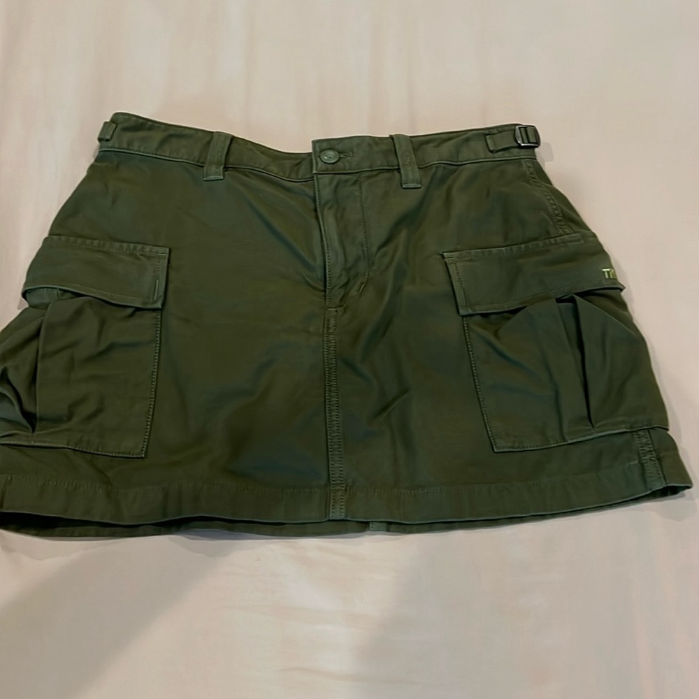 Army green TNA cargo skirt from Aritzia. Size 6